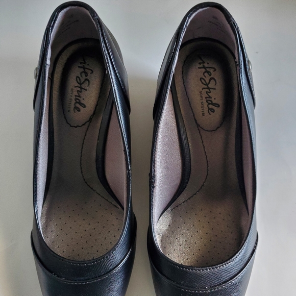 LifeStride Women's Dreams Wedge Pump, Black, 6 Wide - Picture 4 of 7